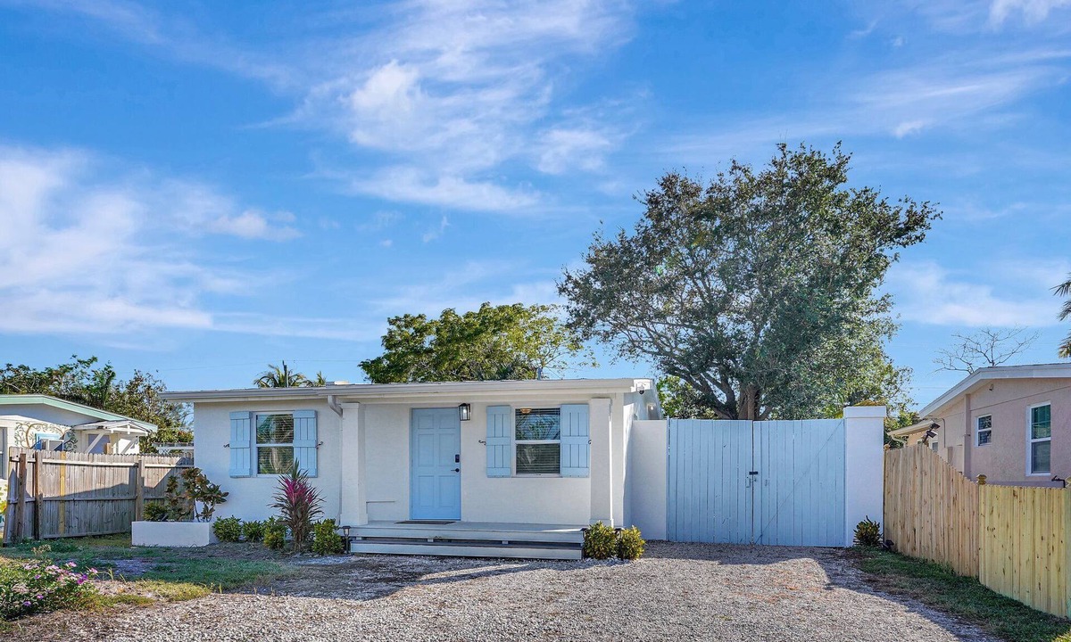 East Naples Cottage | Near DownTown & Napes Beach! Cottage House 2QueenBeds Fenced Back Yard with deck