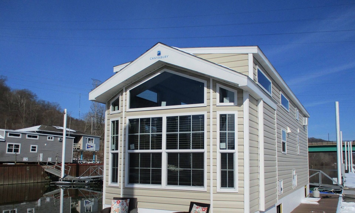 Bridgewater Cottage | Near Pittsburgh on Beaver River Waterfront - Glamping in Cozy Floating Cottage