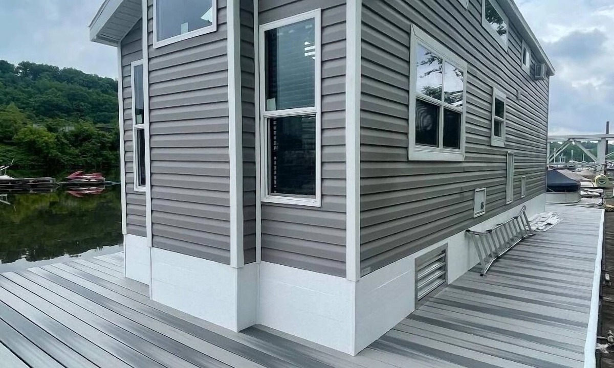 Bridgewater Cottage | Near Pittsburgh on Beaver River Waterfront - Glamping in Cozy Floating Cottage