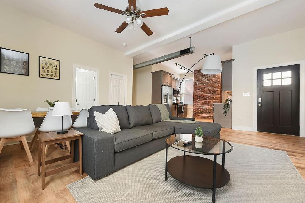 Point Breeze North Apartment | Netflix+Free Parking Near Shopping|Parks|Dining