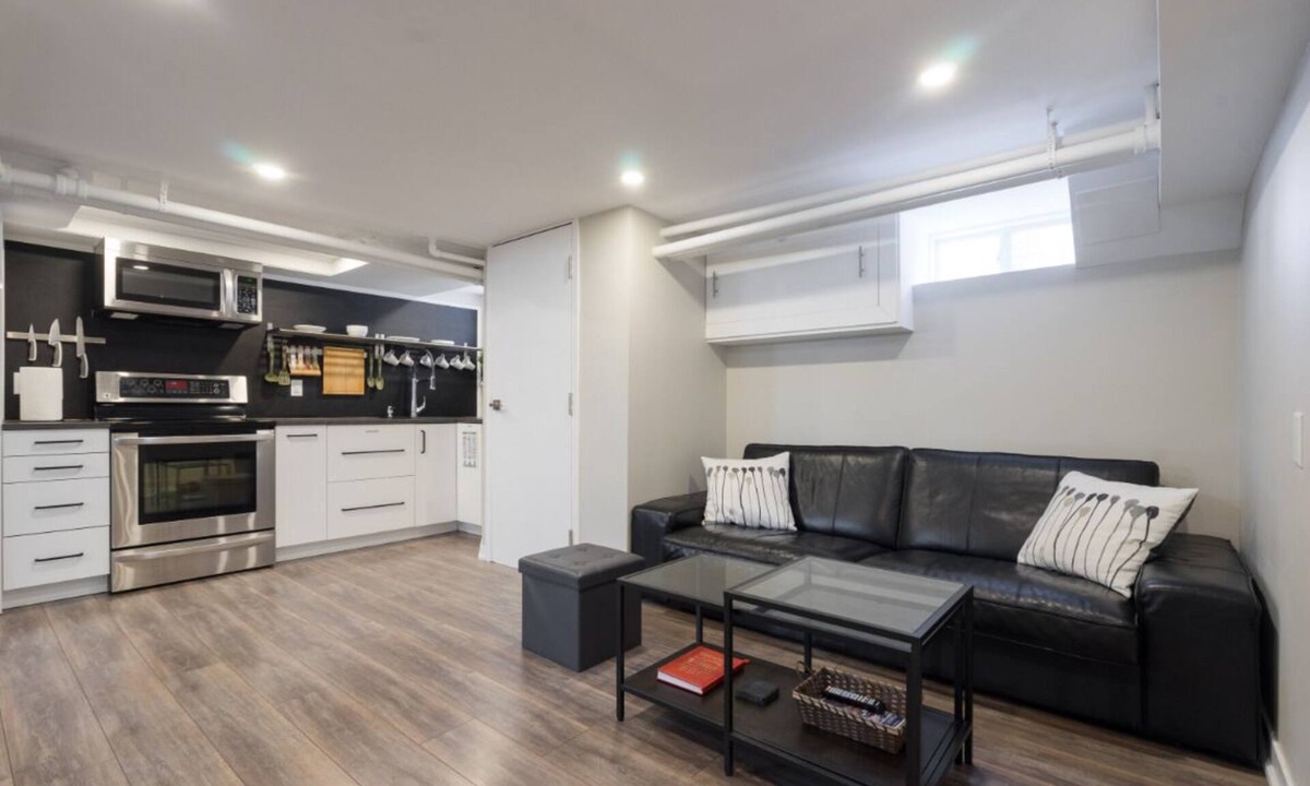 Islington House | New, Modern 2 bed & 2 bath with Jacuzzi tub near Toronto Pearson Airport