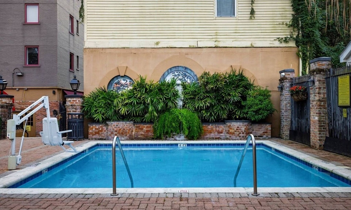 Faubourg Lafayette Resort | New Orleans | Streetcar Ride | Pool & Hot Tub