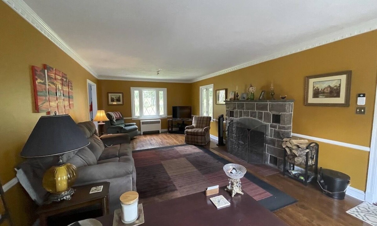 Mount Pocono Cottage | NEW~Warm, Modern 3BR Lodge/Cabin w/Wood-Burn Fireplace