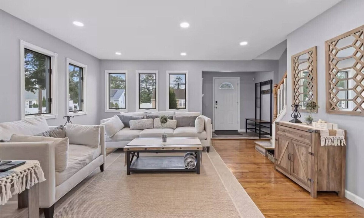 Amityville House | Newly Designed 3Br/2Ba Home 10min drive to Beach