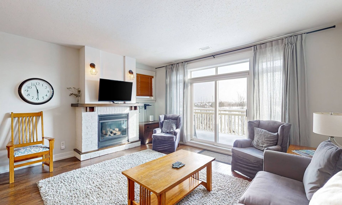 The Blue Mountains Apartment | Newly-Renovated Blue Village Condo w/Free WiFi, Patio, and Private Washer/Dryer