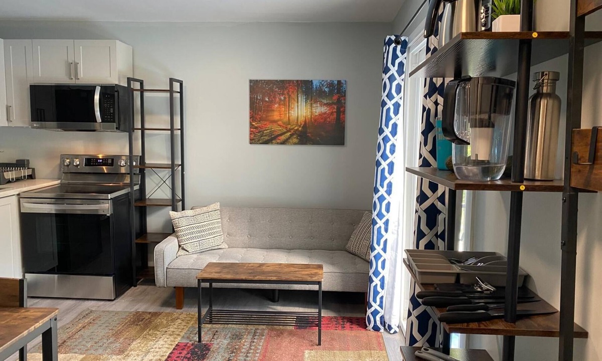 Leslieville Apartment | Newly Renovated 2-Bedroom Oasis