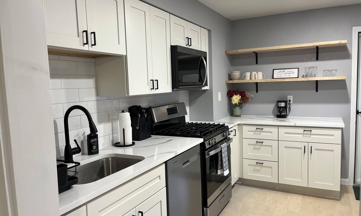Homestead House | Newly renovated 2 bedroom home located near the waterfront and Carnegie Library!