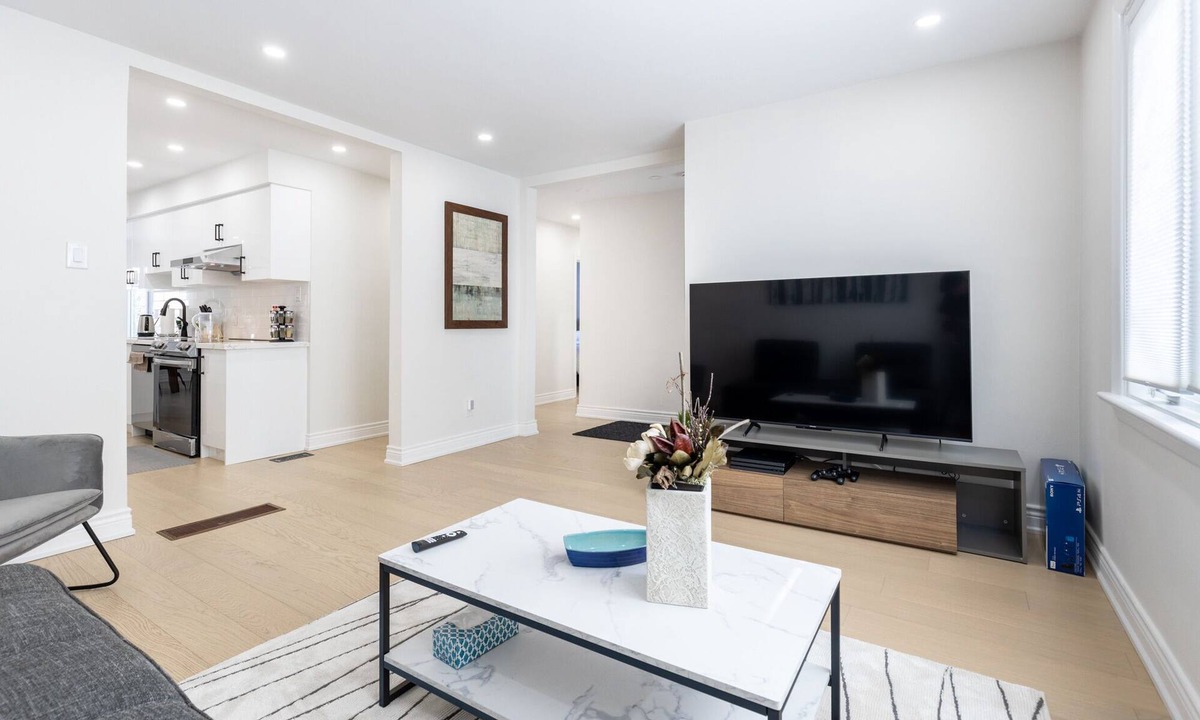 Richmond Hill House | Newly renovated 3 bedroom unit Richmond Hill