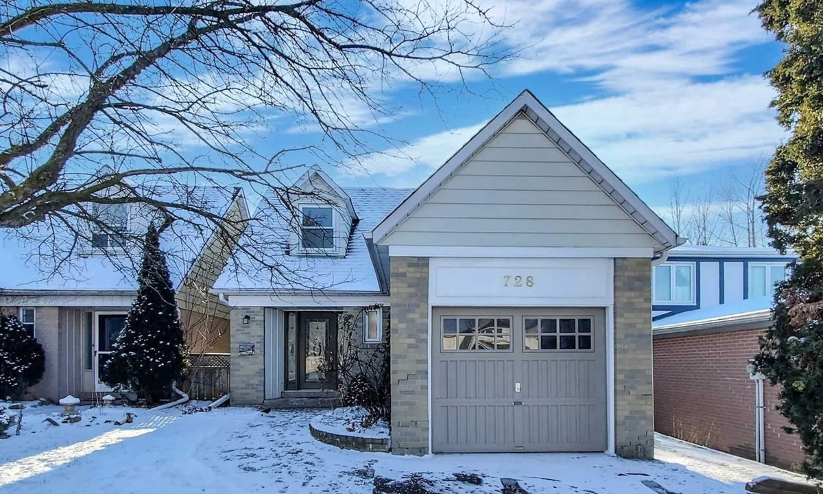 Newmarket House | Newly renovated 4 bedroom and 3 bathroom home