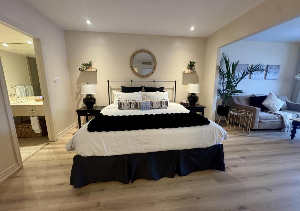 Oro-Medonte House | Newly Renovated Ski-In Ski-Out 1-Bedroom Condo with Pool, Gym, Sauna by Horseshoe Valley
