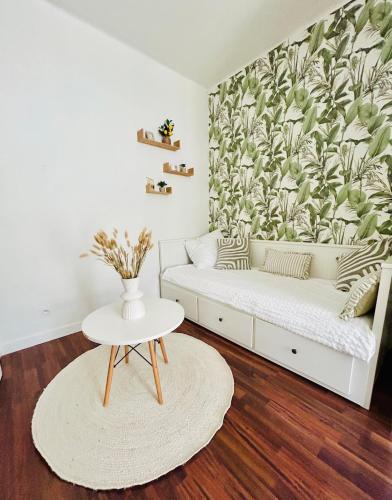 Levallois-Perret Apartment | Nice studio with a terrace