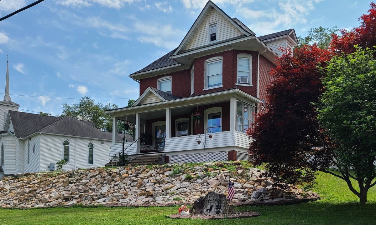 North Bend House | Nick's Nest North Bend relax and enjoy the serenity of our area.