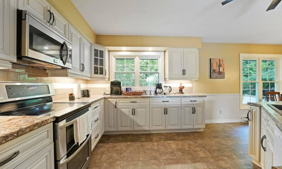 Kirkfield Cottage | Nimalan · Cozy Waterfront Cottage on Mitchell Lake