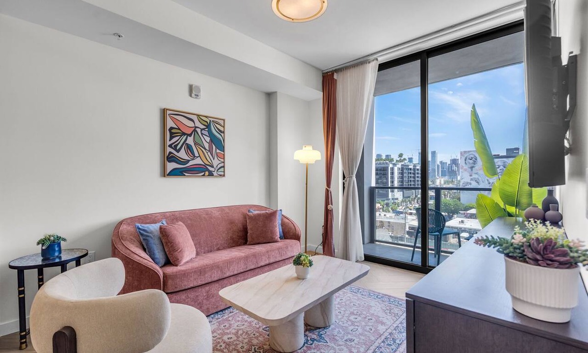 Wynwood Art District Apartment | NoMad Wynwood 1 Bedroom King Rooftop Pool & Bar