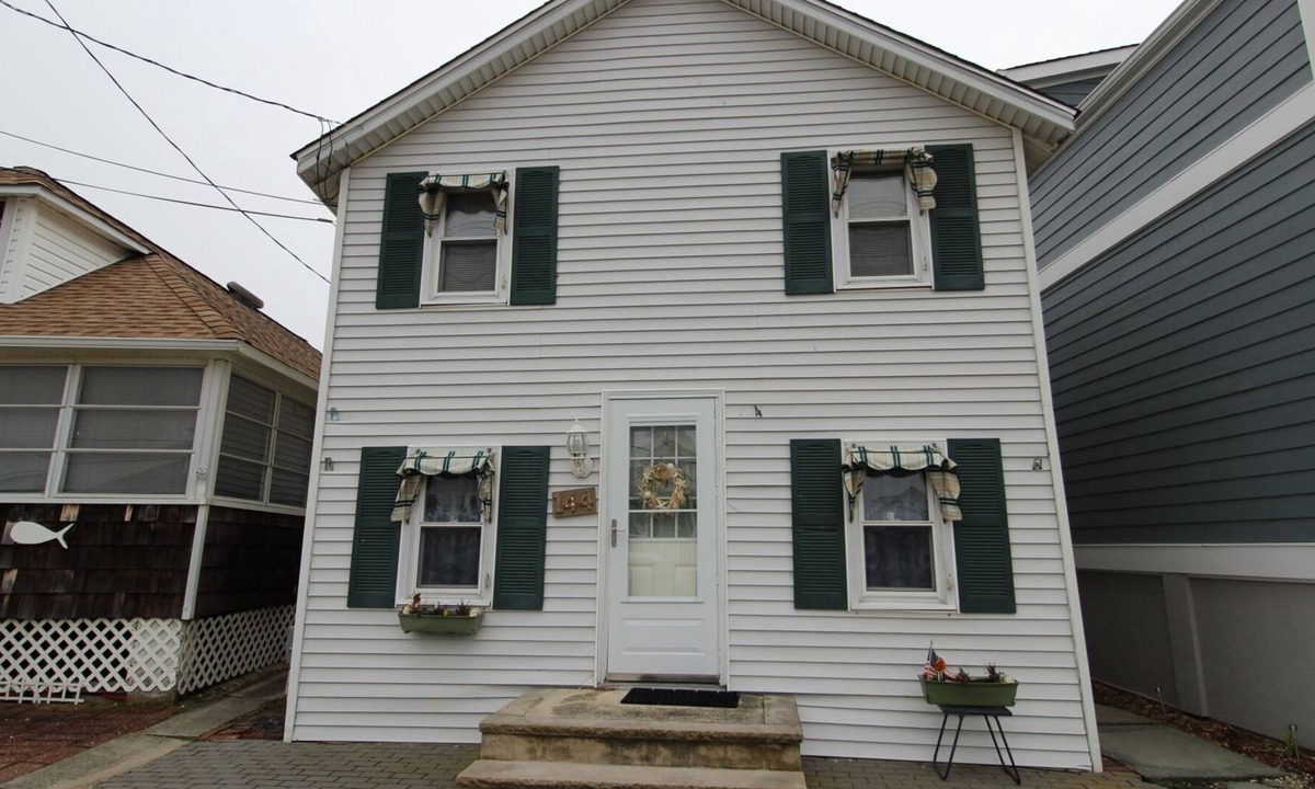 Point Pleasant Beach Cottage | OCE144 - Adorable Beach Side Cottage with 2 car parking!