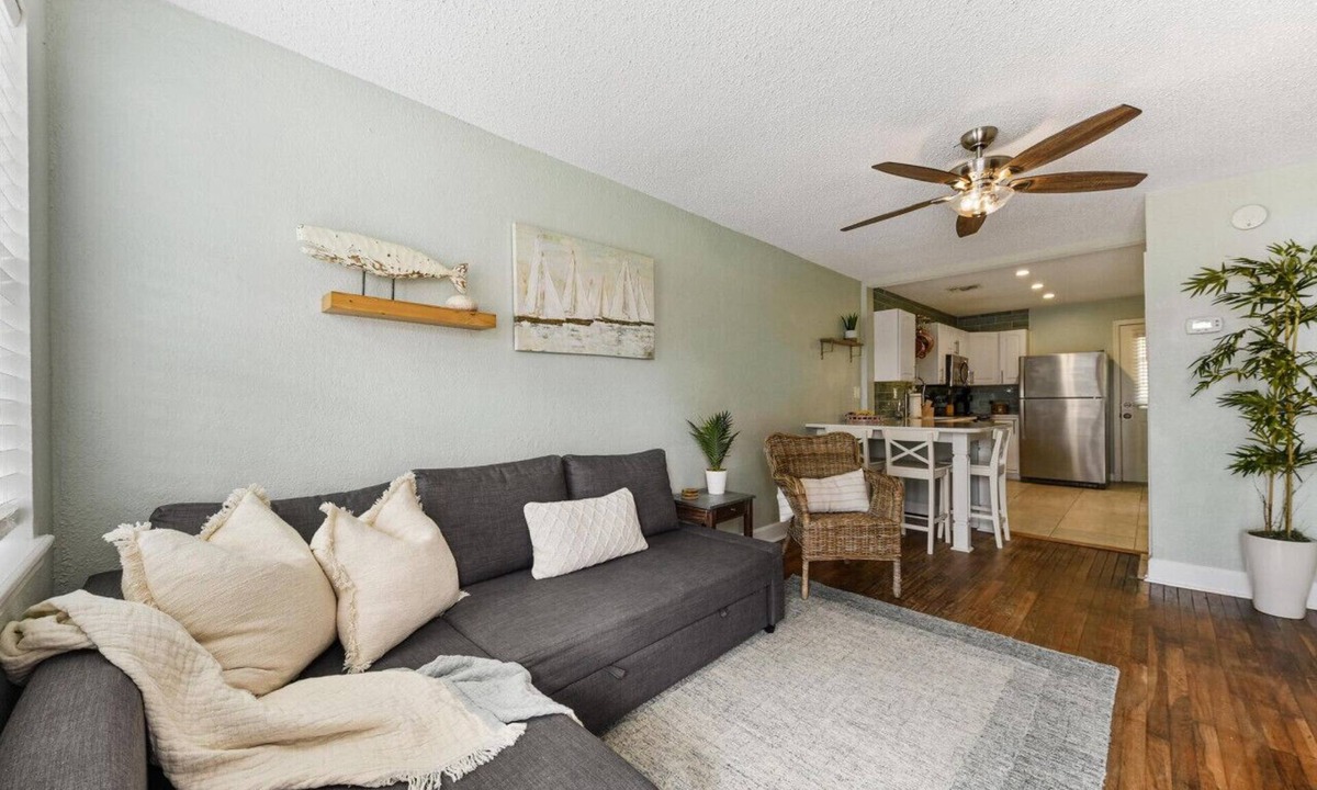 Jacksonville Beach Villa | Ocean Blue Cottage 2|1 Blk to Beach| Close to Mayo