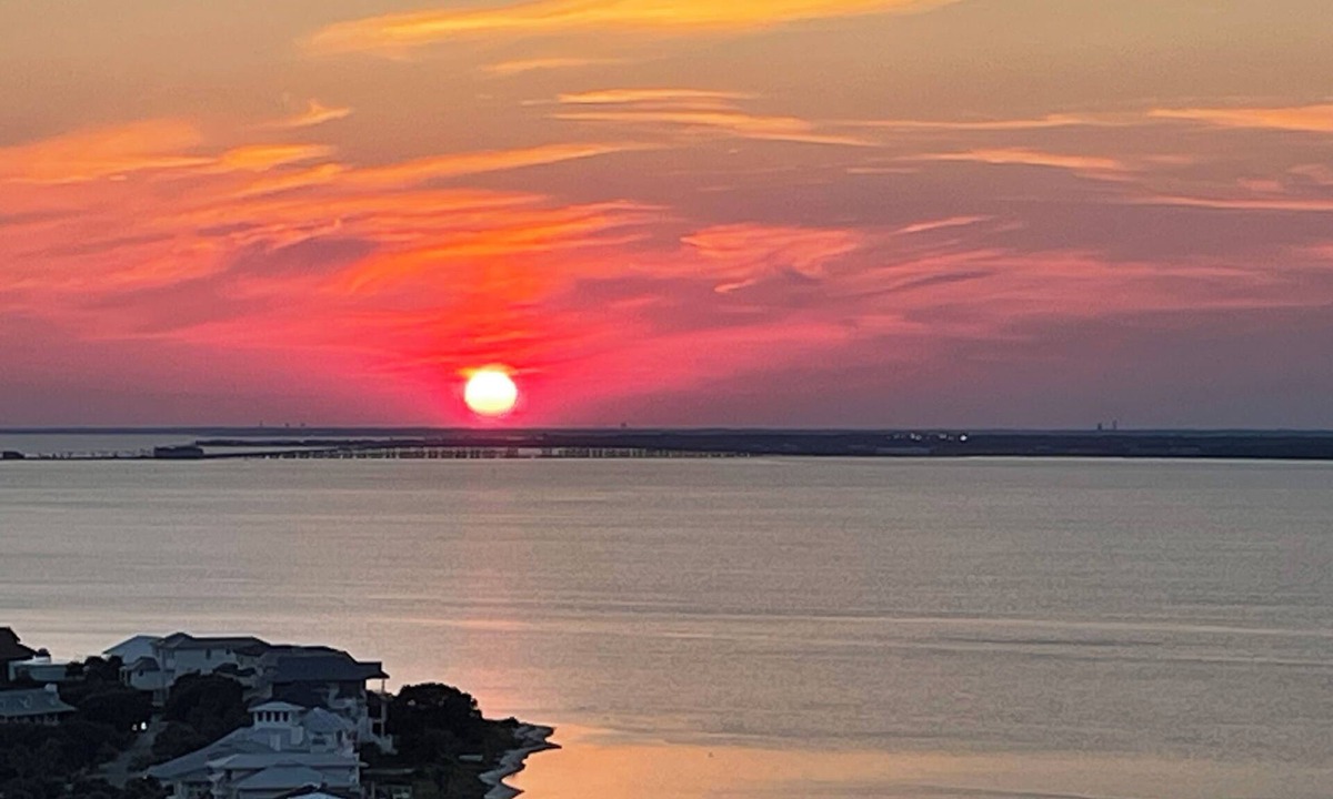 Pensacola Beach Condo | Oceanfront Tower 3 Gulf & Bay View 3-Bedroom 18th Floor Condo in Pensacola Beach
