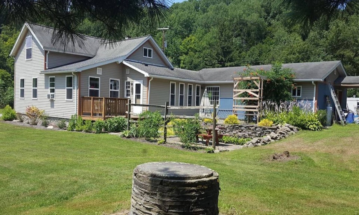 Susquehanna House | Olivia House is a old farm house that has been updated!