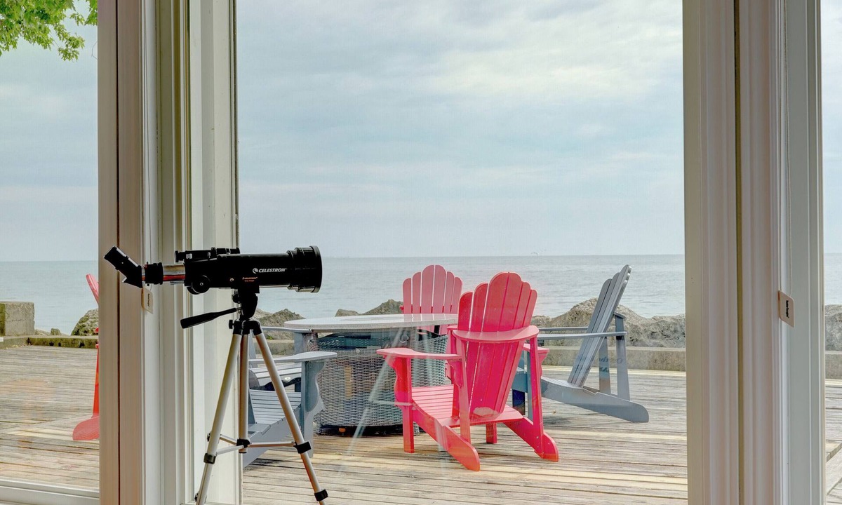 Leamington House | On The Rocks Waterfront Retreat Near Point Pelee
