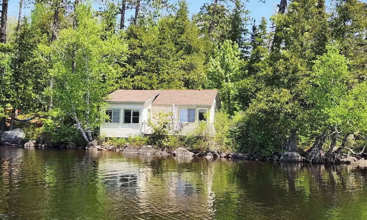 Burk's Falls Cottage | On the waters edge of Lake Cecebe Tranquility above Muskoka at Rockwynn Cottages