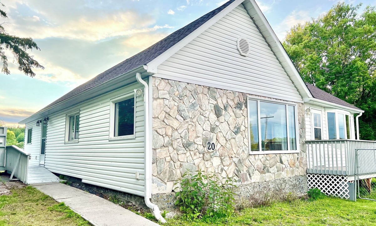 Kenora House | Overlooking Round Lake in City of Kenora
