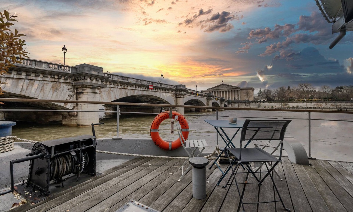 Saint-Germain-l'Auxerrois Boat Rental | Péniche Luxe - Concorde/vue Tour Eiffel