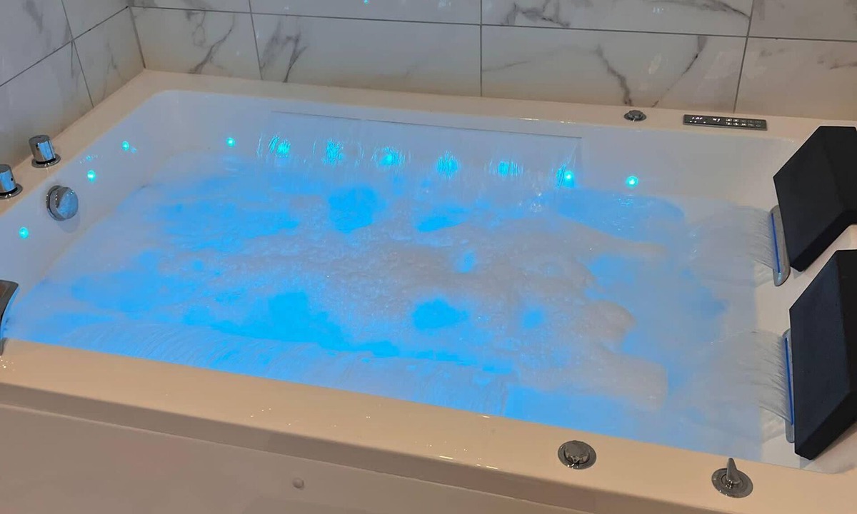 Les Pavillons-sous-Bois Apartment | P21 jacuzzi Suite 5 Etoiles d'exception