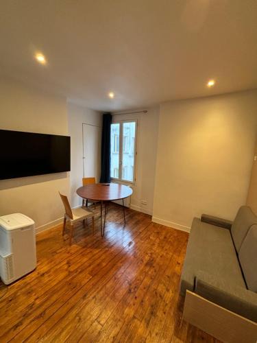 Porte-Saint-Martin Apartment | Paris Hittorf