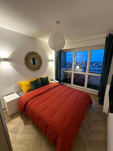 Pantin Apartment | PARIS PANTIN Magnifique Appartement 4 pièces de 108m2 avec 2 PARKING intérieur - très cosy pour 1 à 12 personnes - Entièrement refait à neuf ENTIRE APARTMENT LUXURIOUS AND WARM - PANTIN PARIS 19 ème FREE WIFI GRATUIT
