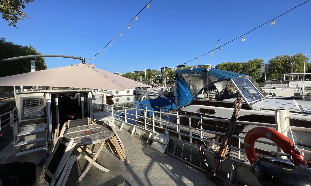 Asnieres-sur-Seine Boat Rental | PARIS Unusual house on the Seine, 15 minutes from the Invalides,