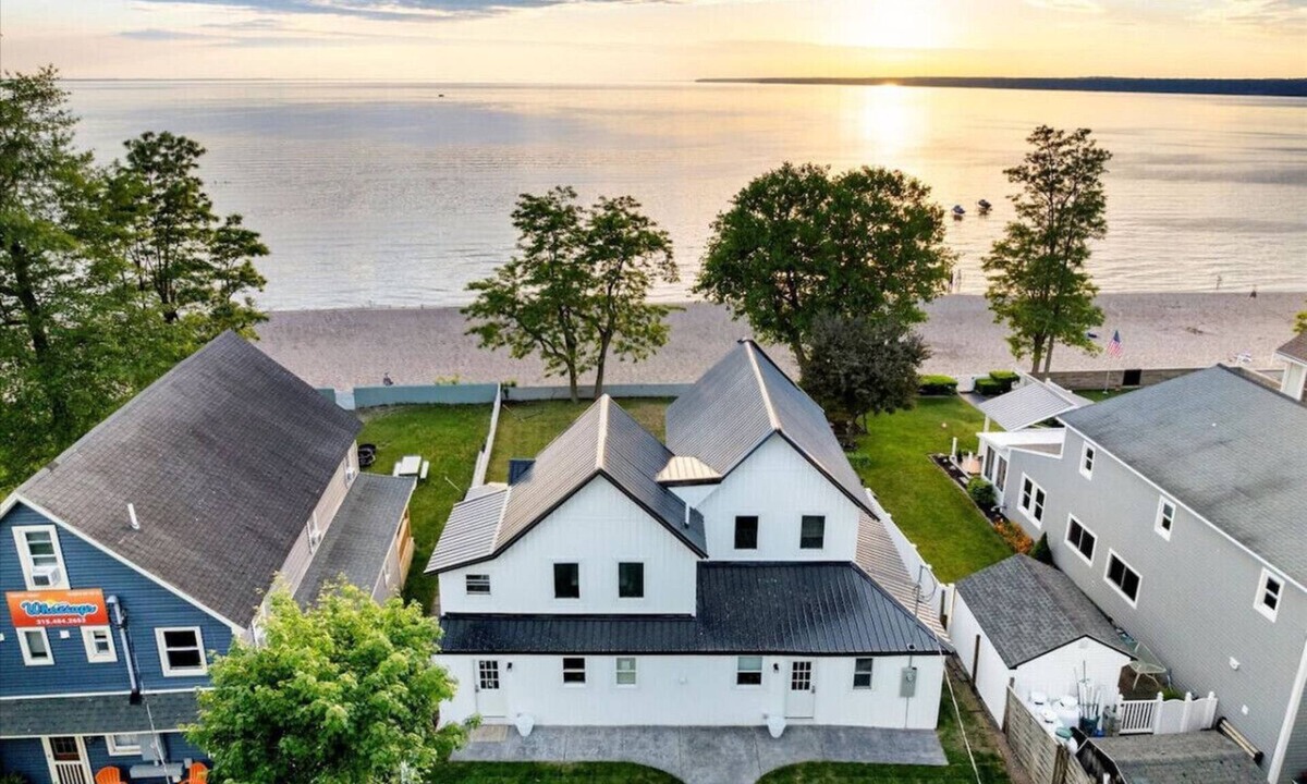 Sylvan Beach House | Park Peaks on the Beach| 4BR Waterfront | Hot tub | Sleeps 12!