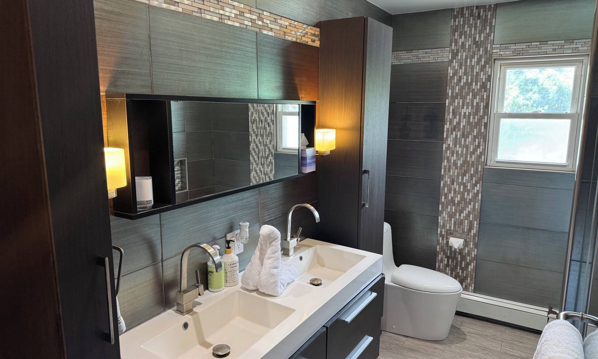 Merrick House | PEACE OF MIND IN THIS CHARMING UPPER LEVEL 3 BEDROOM 1 BATH SUITE