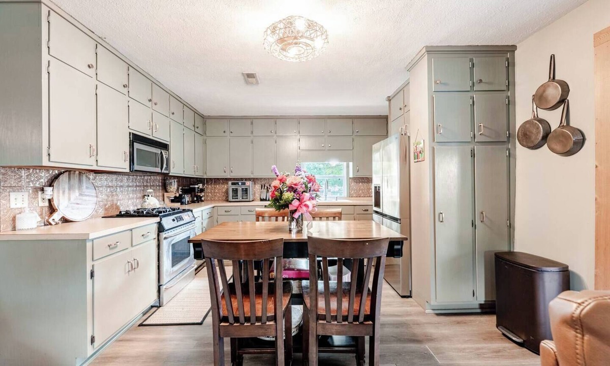 Clanton House | Peaceful, Lake Mitchell Home 5-bedroom house with charm + Wifi in Clanton