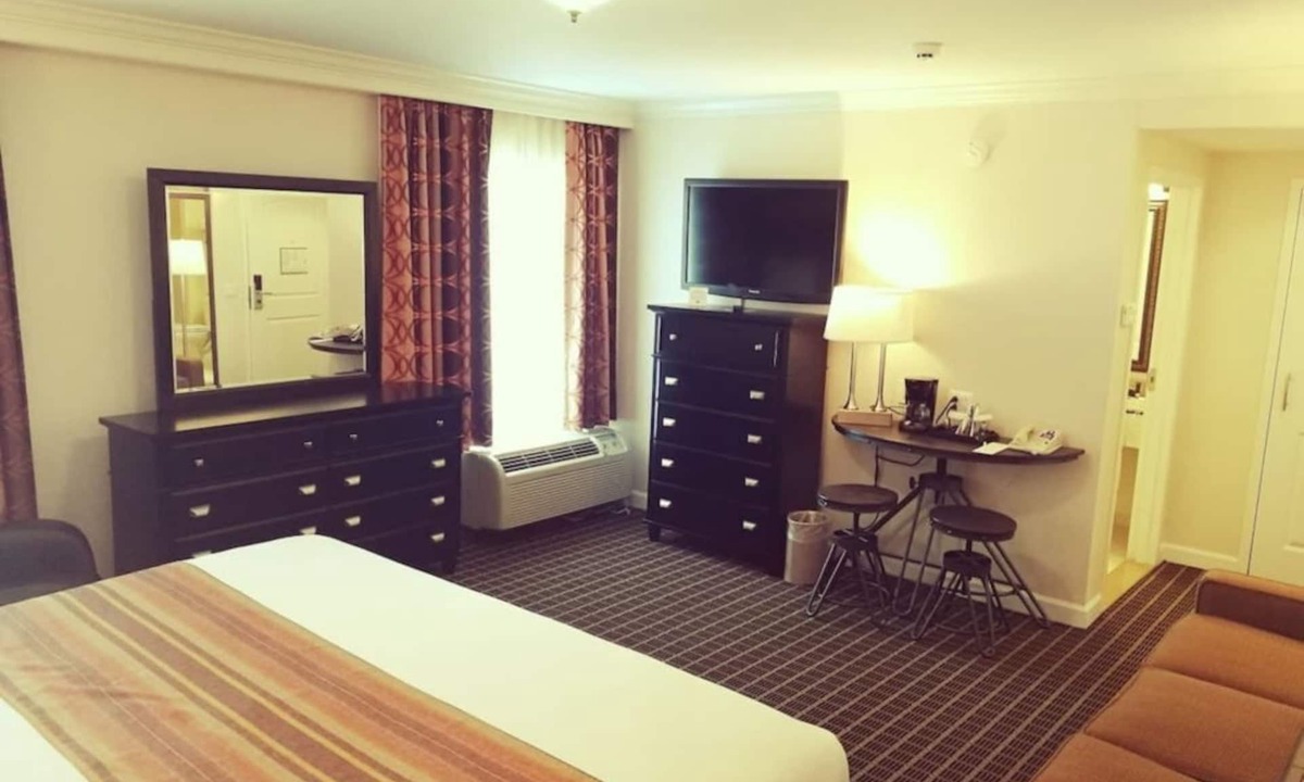 West Orange Hotel | Peaceful Stay Room with Gym in West Orange
