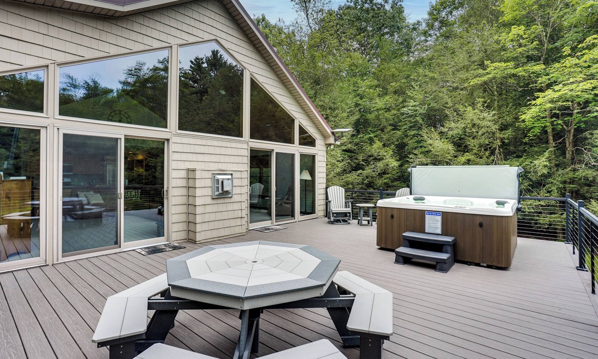 Belleville Cabin | Pennsylvania Cabin Hideaway: Hot Tub & Deck!