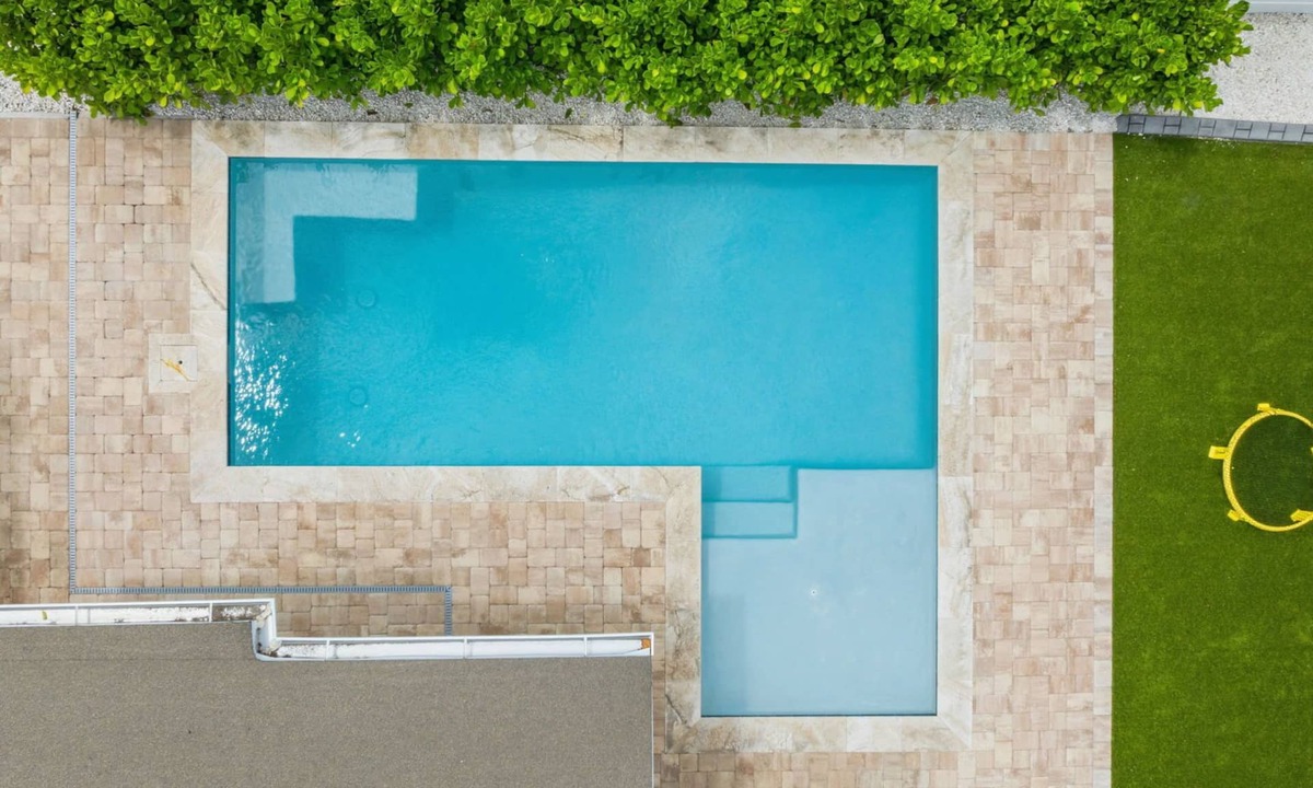 St. Petersburg - Clearwater House | Perfect location Pool Putting Green Large backyard & More!