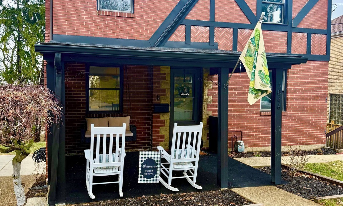 Brentwood House | Perfect Pittsburgh Retreat 15 Minute Drive to the NFL Draft – Book Your Stay Now