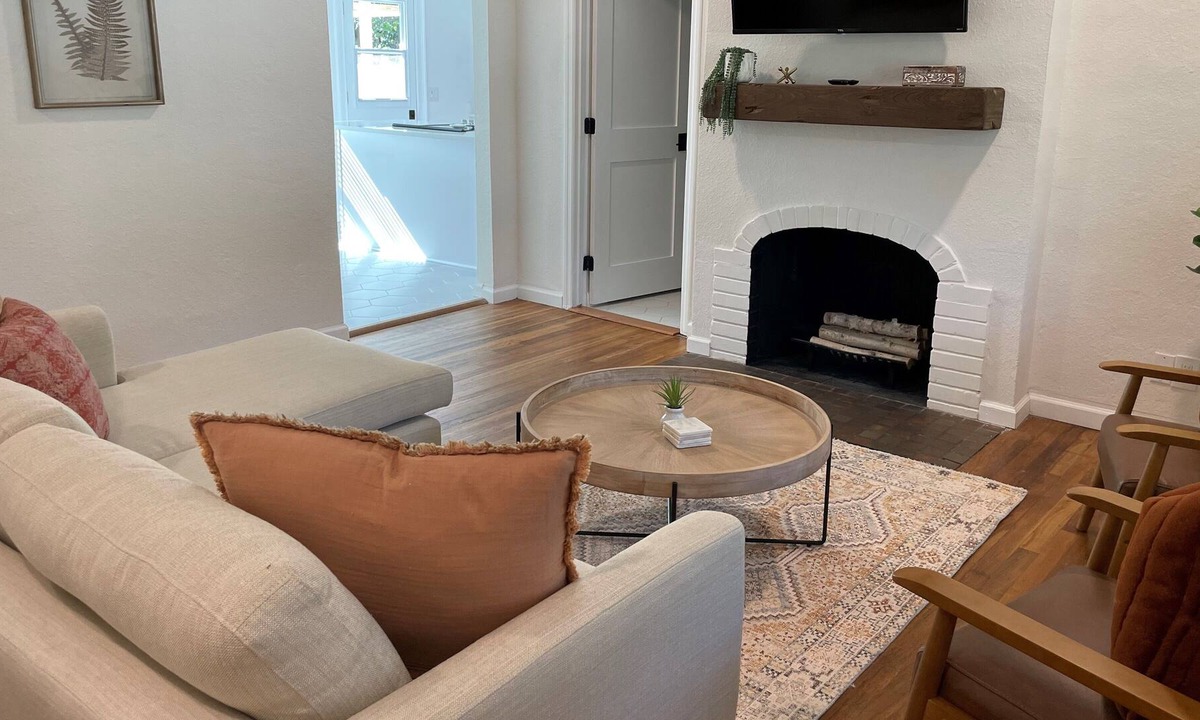 Lakewood House | Perfect San Marco Home -3BR 2 BA Private w/ Pergola - Sleeps 6