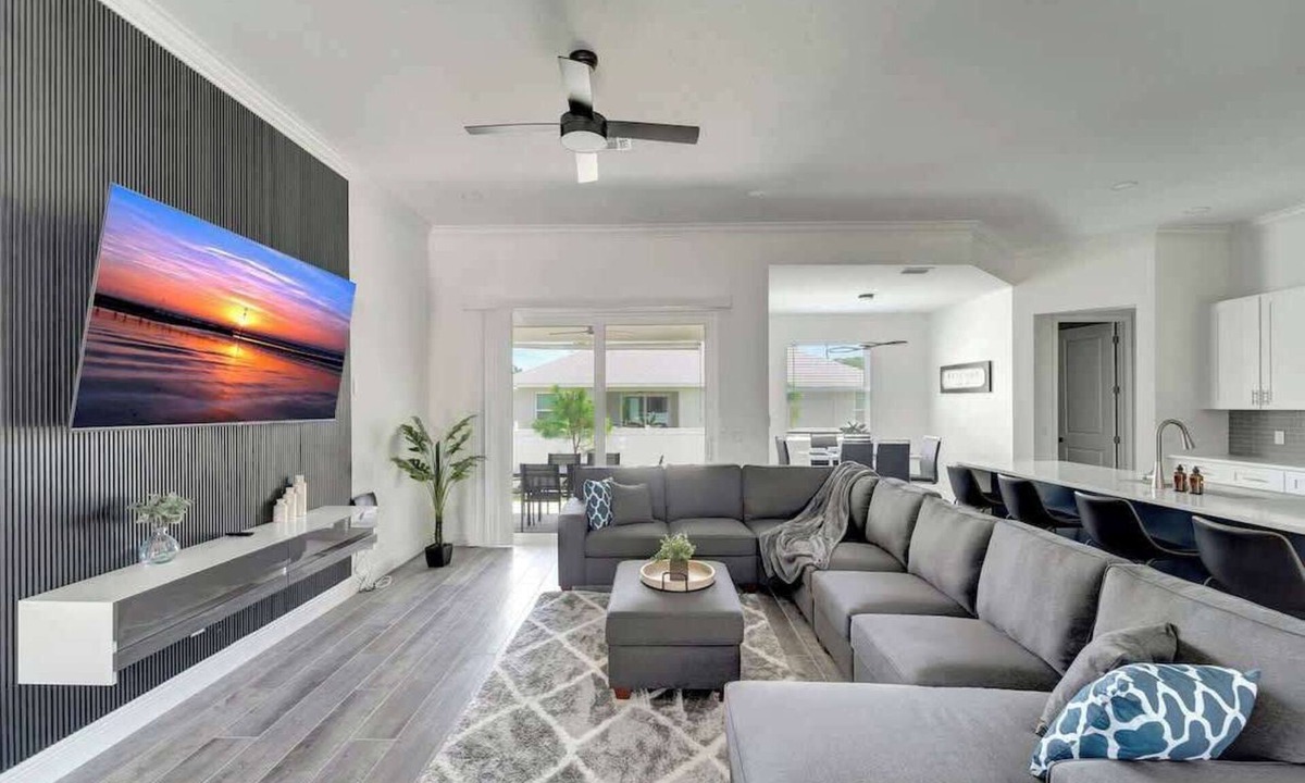 Osprey House | Pet-Friendly Modern Retreat Near Siesta Key