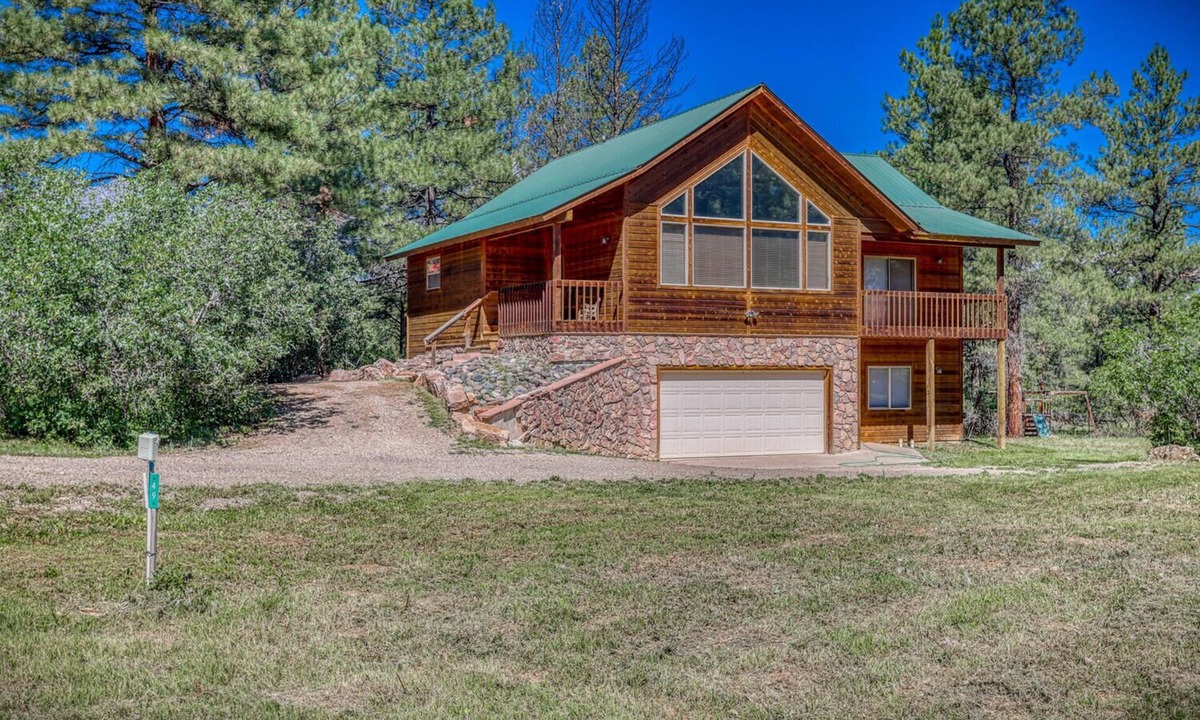 Twin Creek Village House | Pet Friendly TreeHaven Retreat