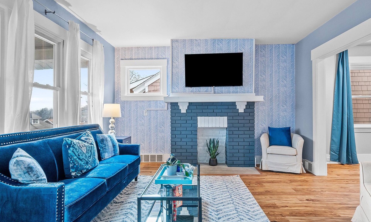 South Hills House | PGH Sapphire |Charming Design |Parking |10min from DT