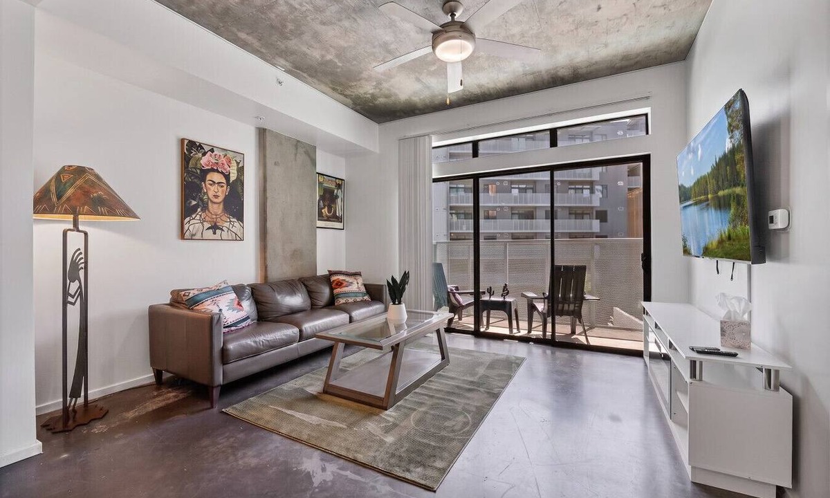 Evans Churchill Apartment | Phoenix Downtown Zen Loft