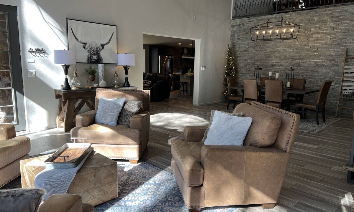 Pinetop Cabin | Pinetop Forest Retreat Luxe Cabin with Spa & Game Room