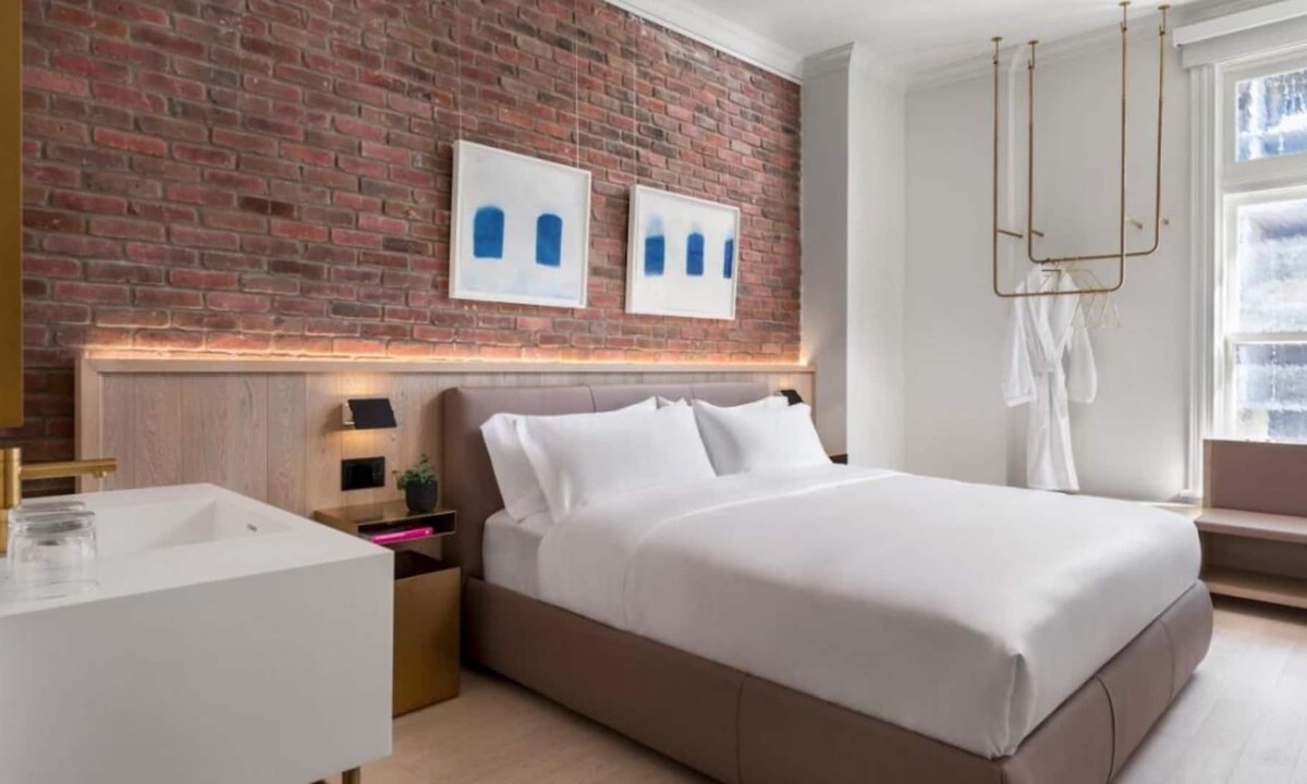 Beaconsfield Village House | Pleasant Stay, Convenient Location, Restaurant, Near Toronto Symphony Orchestra