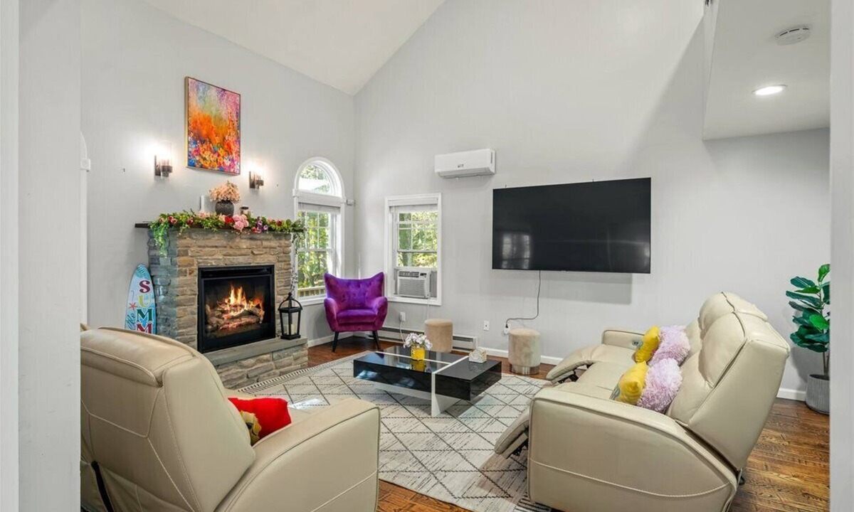 East Stroudsburg House | Pocono, Minutes to skii parks, Hot Tub, Fire Pit, Games, Private space
