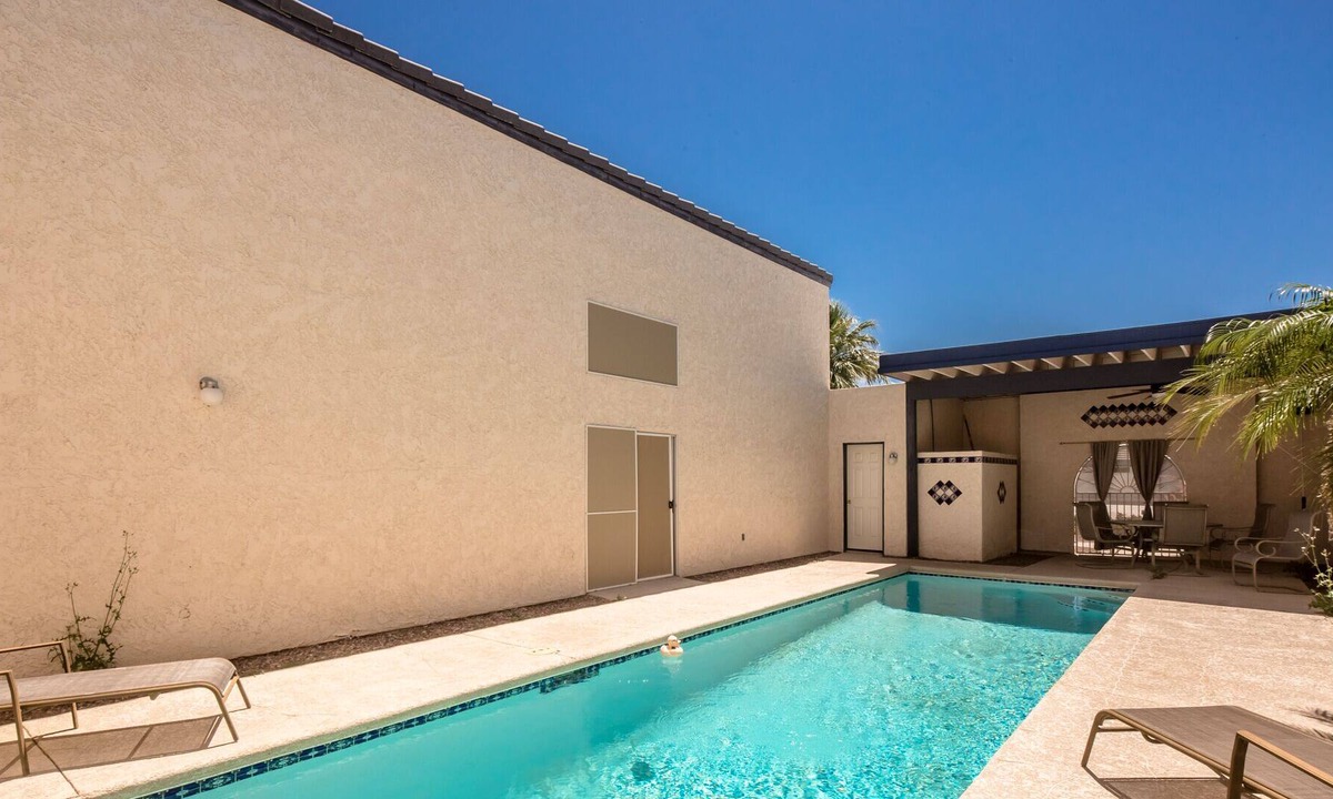 Bullhead City House | POOL HOME (1171) (2BD/2.5BA unique design steps from the Colorado River!