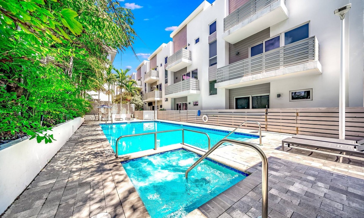 Pompano Beach House | Pool+Hot Tub+Sauna+Gym! 1 Minute Walk To Beach!