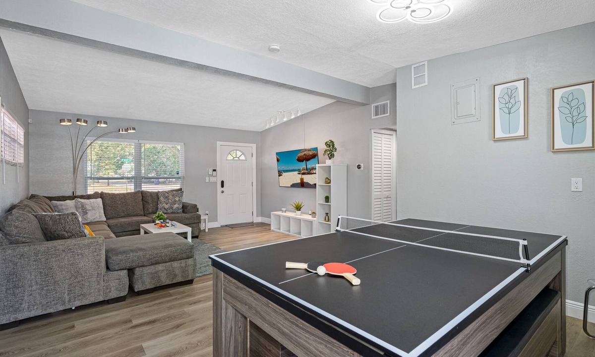 Bearss Plaza House | Poolside Retreat | 3 Bed | Sleeps 10 | Heated Pool | North Tampa