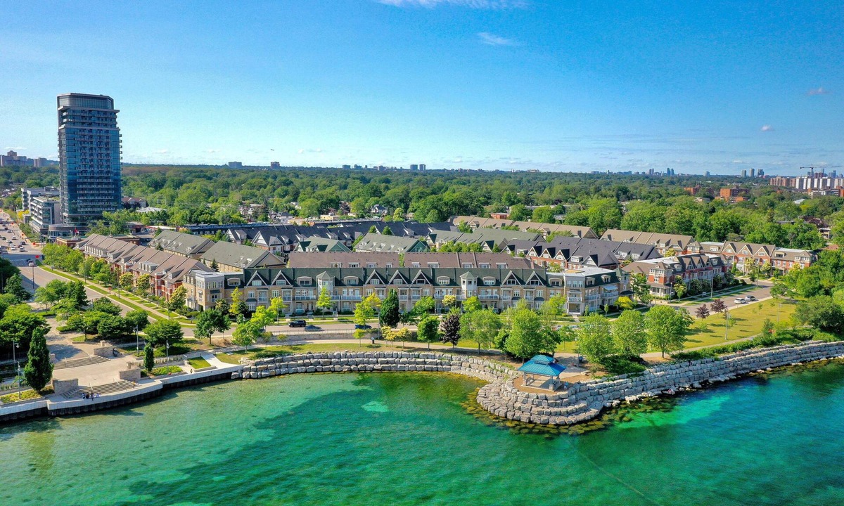 Port Credit House | Port Credit Paradise with Cozy Interior & Waterside