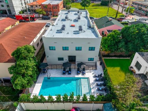East Little Havana Apartment | Prestige Retreat by Renzzi